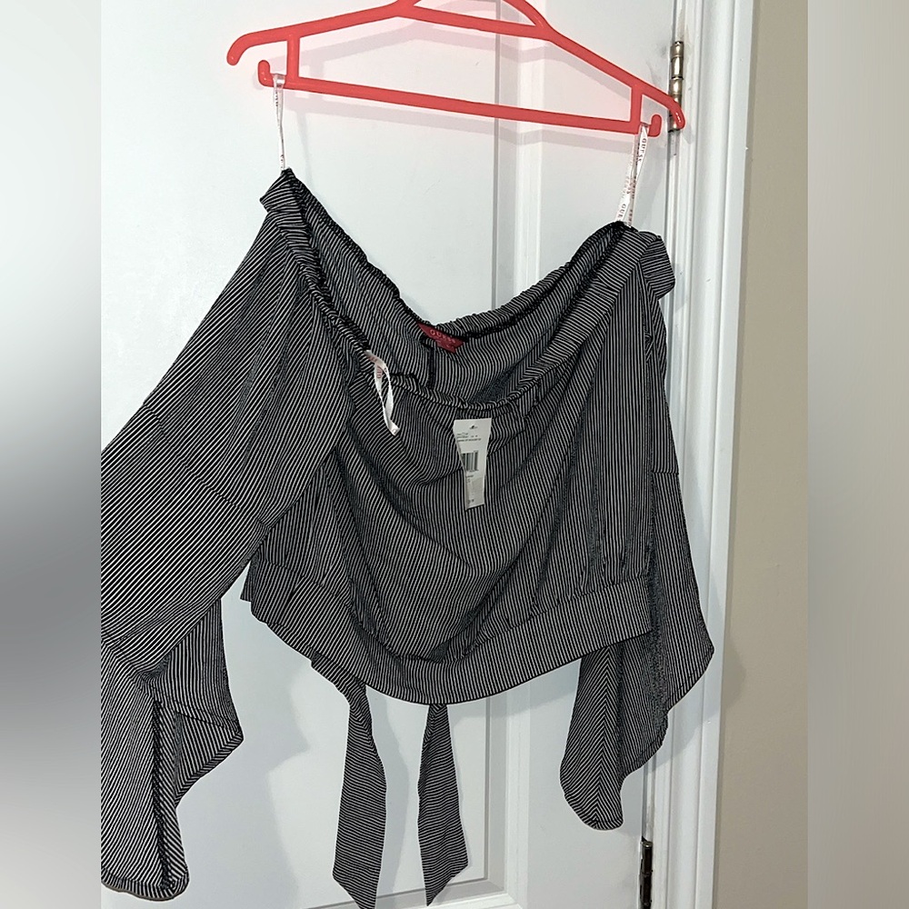 GUESS TOP Cropped Black and White Lining